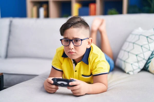 Een Jonge Spaanse Jongen Die Videogame Speelt Controller Houdt Bank — Stockfoto