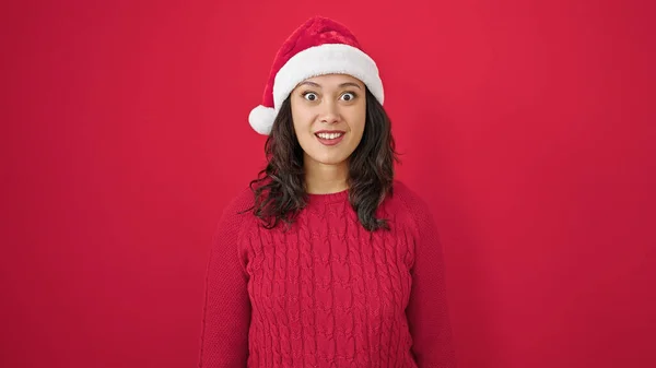 Ung Vakker Kvinne Overraskende Uttrykk Med Julehatt Isolert Rød Bakgrunn – stockfoto