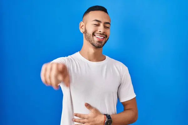 Young Hispanic Man Standing Blue Background Laughing You Pointing Finger — Stock Photo, Image
