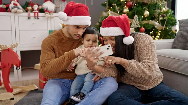 Pár Syn Pomocí Smartphonu Sedí Podlaze Vánočního Stromečku Doma — Stock fotografie
