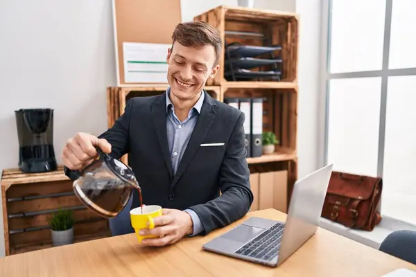 Young Man Business Worker Pouring Coffee Cup Office — Fotografia de Stock
