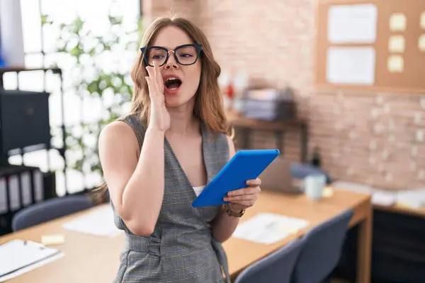 Caucasian Woman Working Office Wearing Glasses Shouting Screaming Loud Side — Stock Photo, Image