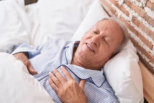 Orta Yaşlı Kır Saçlı Bir Adam Yatakta Uzanıyor Yatak Odasında — Stok fotoğraf