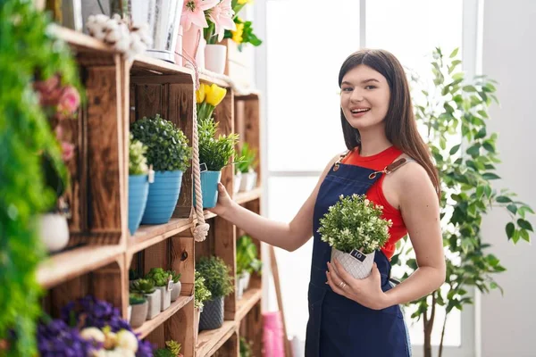 Jovem Mulher Caucasiana Florista Segurando Planta Florista — Fotografia de Stock