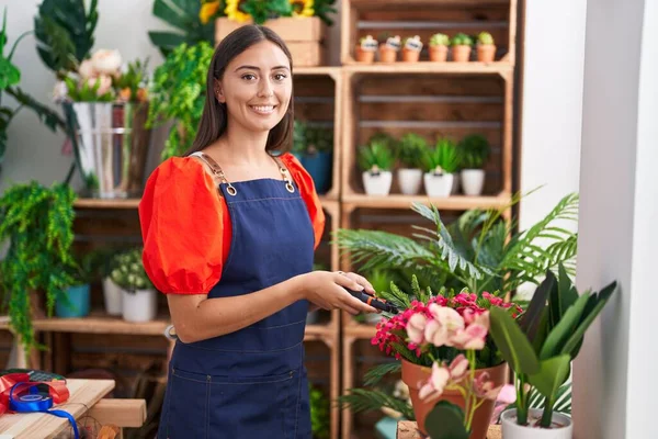 Young Beautiful Hispanic Woman Florist Smiling Confident Cutting Sheet Plant — Stock Photo, Image
