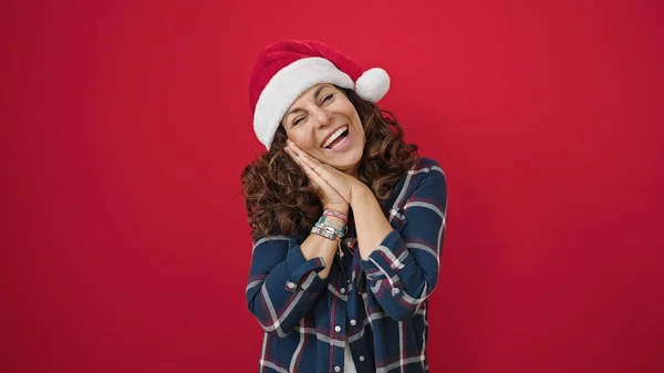 Латиноамериканка Средних Лет Уверенно Улыбающаяся Рождественской Шляпе Изолированном Красном Фоне — стоковое фото