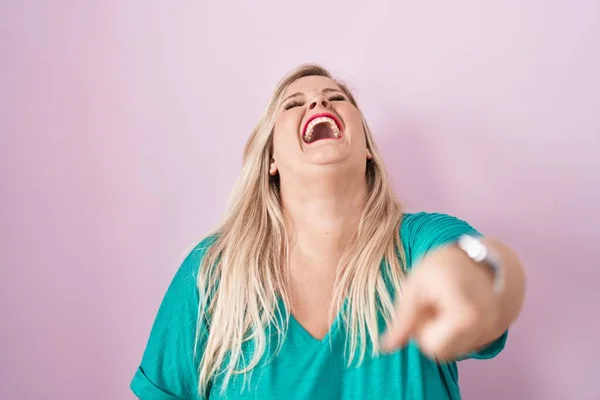 Caucasian Size Woman Standing Pink Background Laughing You Pointing Finger — Stock Photo, Image