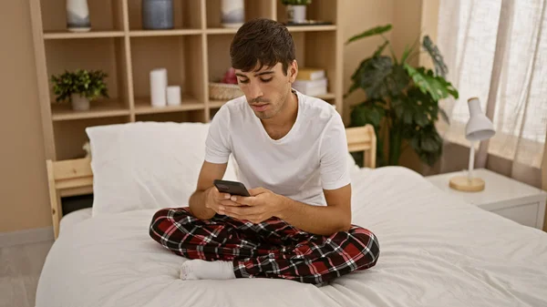 Молодий Іспаномовний Хлопець Одягнений Піжаму Розслабляється Своєму Зручному Ліжку Занурений — стокове фото