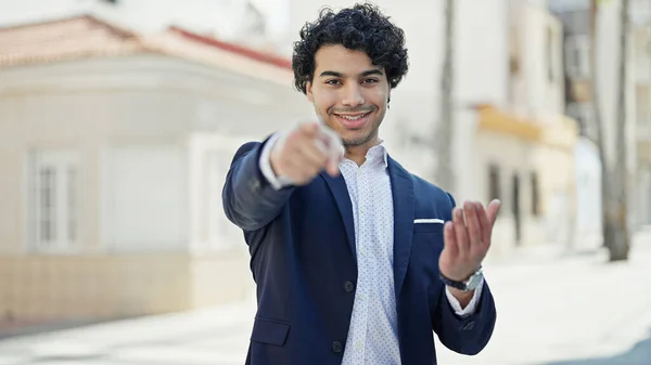 Joven Hombre Latino Trabajador Negocios Sonriendo Confiado Haciendo Venir Gesto — Foto de Stock