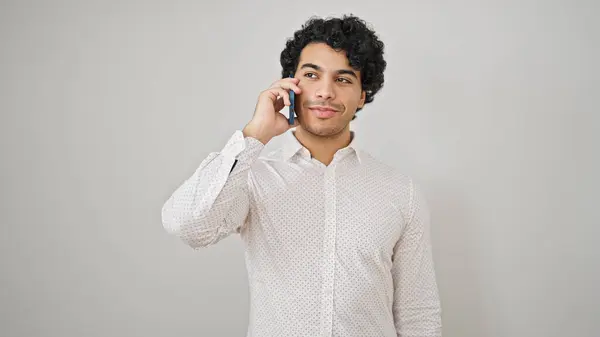 Trabajador Negocios Joven Latino Sonriendo Confiado Hablando Teléfono Inteligente Sobre — Foto de Stock