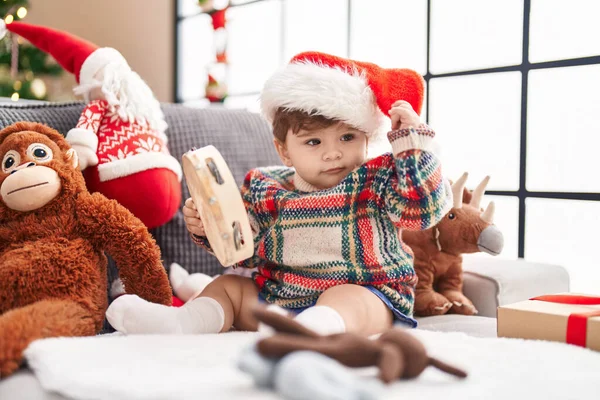 Bedårande Hispanic Barn Spelar Tamburin Sitter Soffan Vid Julgran Hemma — Stockfoto