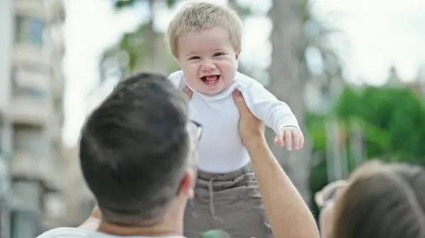 Familie Aus Mutter Vater Und Baby Lächelt Gemeinsam Auf Der — Stockfoto