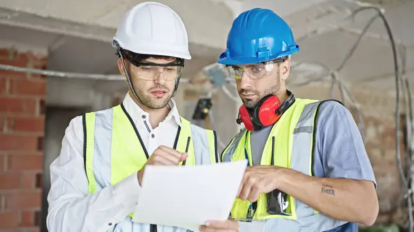 Two Men Builders Reading Document Construction Site — Stock Photo, Image