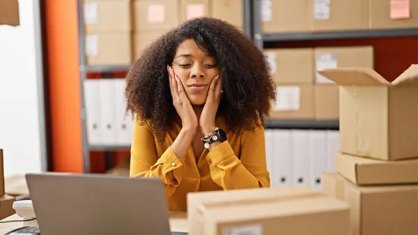 African American Woman Ecommerce Business Worker Using Laptop Stressed Office — Stock Photo, Image