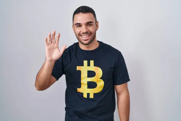 Spanyol Asıllı Genç Adam Bitcoin Tişörtü Giyiyor Merhaba Diyor Mutlu — Stok fotoğraf