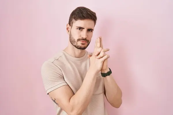 Hispanic Man Beard Standing Pink Background Holding Symbolic Gun Hand — Stock Photo, Image