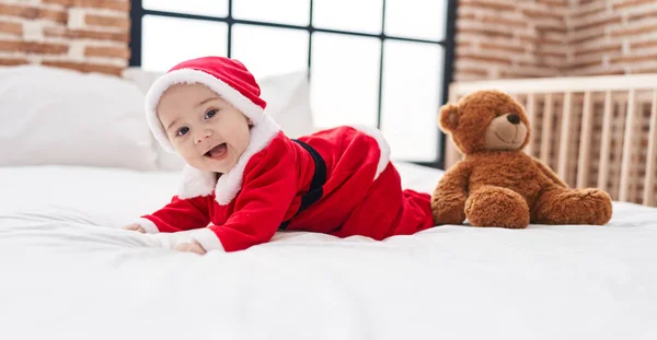 Beyaz Bebek Noel Kostümü Giyip Yatak Odasına Uzanmış — Stok fotoğraf