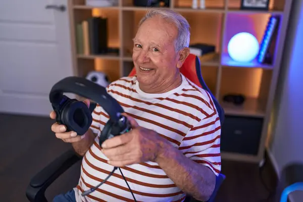 Grauhaariger Mann Mittleren Alters Lächelt Selbstbewusst Mit Kopfhörern Spielhalle — Stockfoto