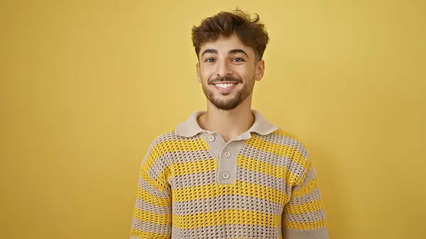 Hombre Árabe Joven Guapo Pie Con Confianza Sonriendo Alegremente Pared —  Fotos de Stock