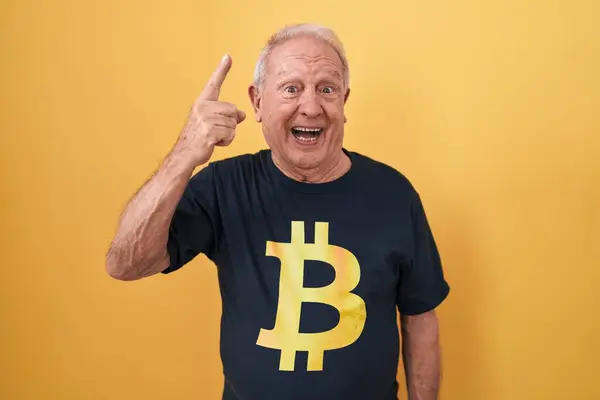 Senior Man Med Grått Hår Bär Bitcoin Skjorta Ler Förvånad — Stockfoto