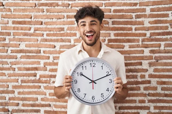 Homme Arabe Avec Barbe Tenant Une Grosse Horloge Souriant Riant — Photo