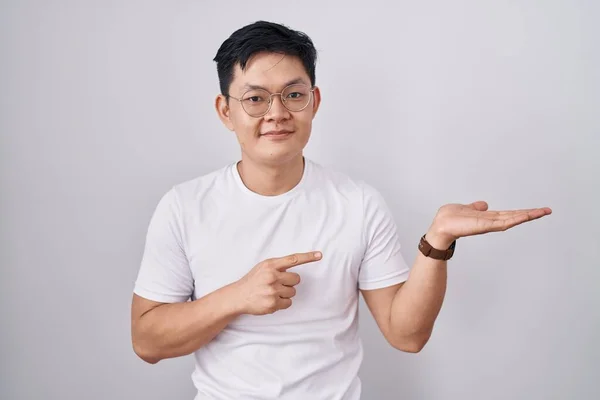 Ung Asiatisk Man Står Över Vit Bakgrund Förvånad Och Ler — Stockfoto
