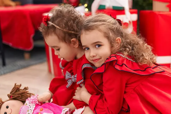 Entzückende Mädchen Umarmen Einander Und Feiern Weihnachten Hause — Stockfoto