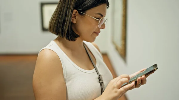 Junge Schöne Hispanische Frau Besucht Kunstgalerie Smartphone Albertina Museum Wien — Stockfoto