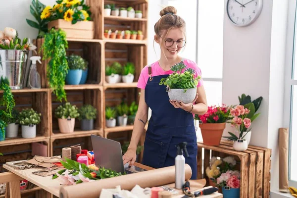 Joven Florista Mujer Rubia Usando Planta Retención Portátil Tienda Flores —  Fotos de Stock