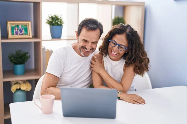 Man Woman Couple Smiling Confident Using Laptop Home — 图库照片