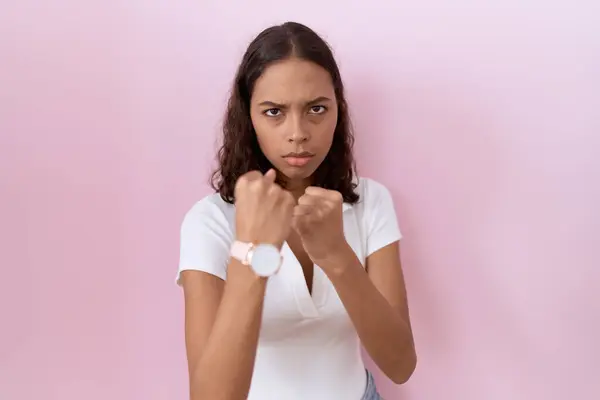 Jonge Spaanse Vrouw Draagt Casual Wit Shirt Klaar Vechten Met — Stockfoto