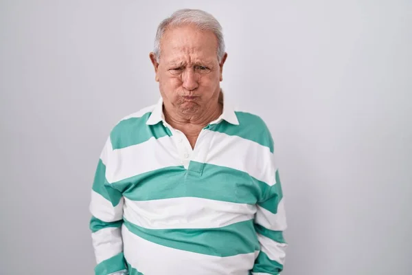 Älterer Mann Mit Grauen Haaren Der Vor Weißem Hintergrund Steht — Stockfoto