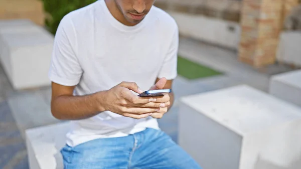 Genç Spanyol Bir Adam Parkta Akıllı Telefon Kullanıyor — Stok fotoğraf