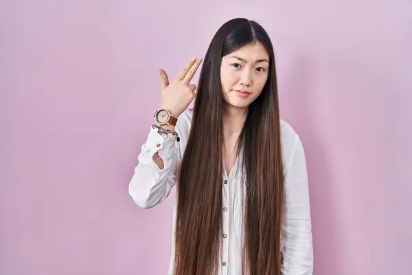Chinês Jovem Mulher Sobre Rosa Fundo Tiro Matar Apontando Mão — Fotografia de Stock