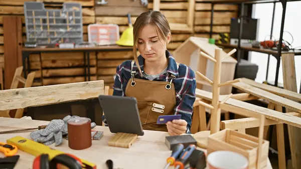 Attractive Young Blonde Female Carpenter Engrossed Serious Business Financing Her — Stock Photo, Image