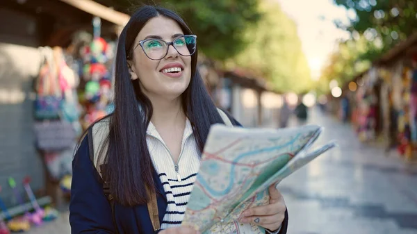Jovem Hispânica Mulher Turista Usando Mochila Olhando Para Mapa Cidade — Fotografia de Stock