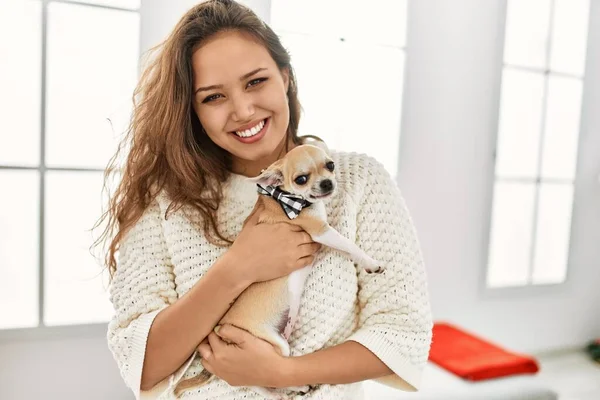 Young Beautiful Hispanic Woman Smiling Confident Hugging Dog Home — Stok fotoğraf
