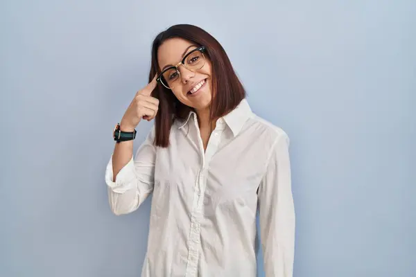 Young Hispanic Woman Standing White Background Smiling Pointing Head One — Stock Photo, Image