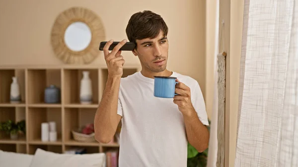 Yakışıklı Spanyol Genç Adam Sabah Pijamalarıyla Rahatlarken Akıllı Telefonundan Kendine — Stok fotoğraf