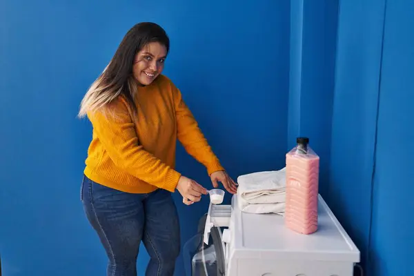 Młody Piękny Rozmiar Kobieta Uśmiechnięta Pewni Wylewanie Detergentu Pralkę Pralni — Zdjęcie stockowe