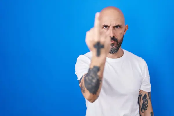 Hispanic Man Tattoos Standing Blue Background Showing Middle Finger Impolite — Stock Photo, Image