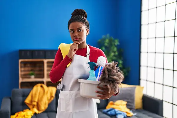Saçları Örgülü Genç Bir Afrikalı Amerikalı Evi Temizliyor Temizlik Ürünlerini — Stok fotoğraf