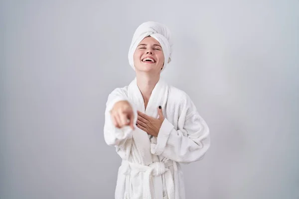 Mulher Branca Loira Vestindo Roupão Rindo Você Apontando Dedo Para — Fotografia de Stock