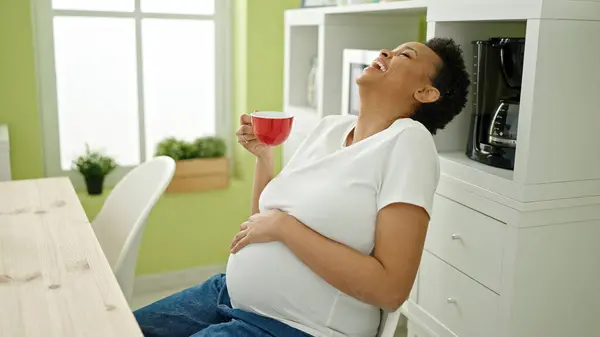 Junge Schwangere Frau Trinkt Kaffee Auf Tisch Esszimmer — Stockfoto