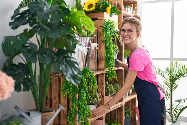 Joven Florista Rubia Sonriendo Confiado Sosteniendo Las Plantas Floristería —  Fotos de Stock