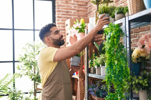 Jeune Homme Arabe Fleuriste Tenant Plante Debout Chez Fleuriste — Photo