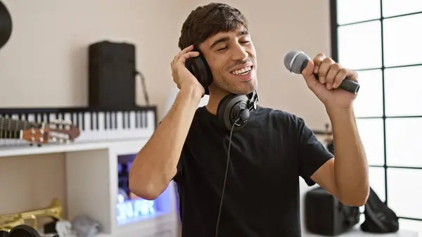 Confiante Jovem Artista Hispânico Cantando Alegremente Seu Coração Estúdio Música — Fotografia de Stock