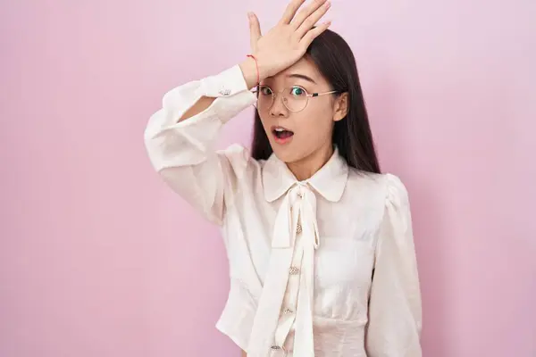 Mulher Chinesa Jovem Sobre Fundo Rosa Surpreso Com Mão Cabeça — Fotografia de Stock