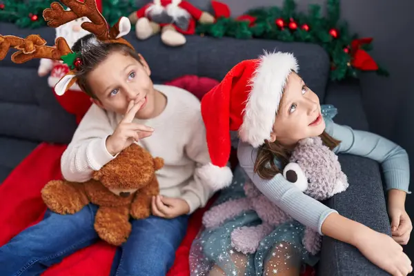 Liebenswerter Junge Und Mädchen Mit Teddybär Feiern Weihnachten Hause — Stockfoto