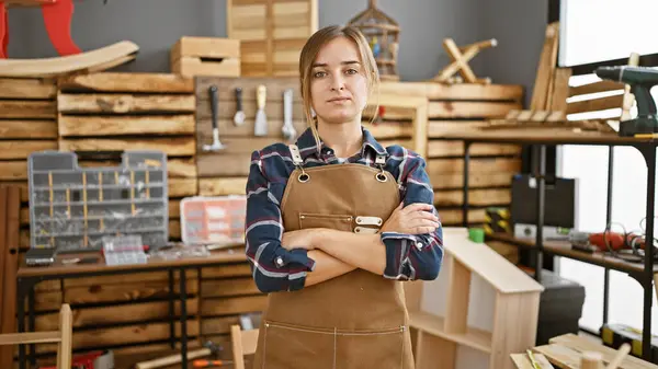 Serious Young Blonde Woman Carpenter Standing Arms Crossed Her Carpentry — Stock Photo, Image